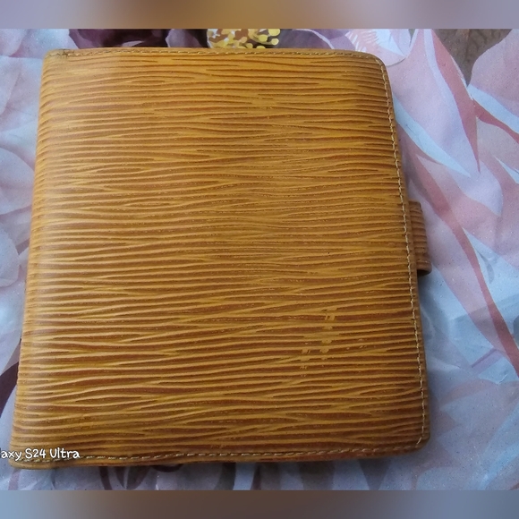 Louis Vuitton Epi fold snap wallet in Used Condition - Picture 5 of 16